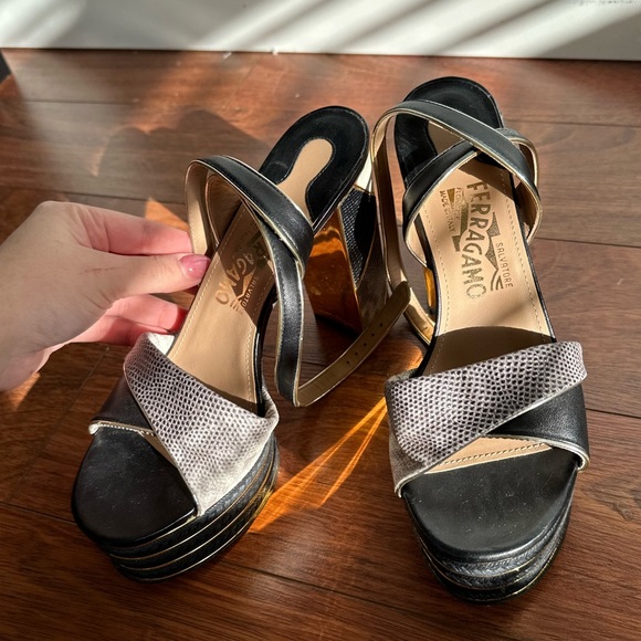 Salvatore Ferragamo GAGA Platform size 7. Authentic!! Gold and Black Slingbacks - Picture 11 of 11